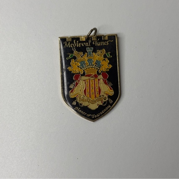 Medieval Times Crest Pendant Dinner & Tournament Keychain Enamel Gloss Gold VTG - Picture 3 of 15